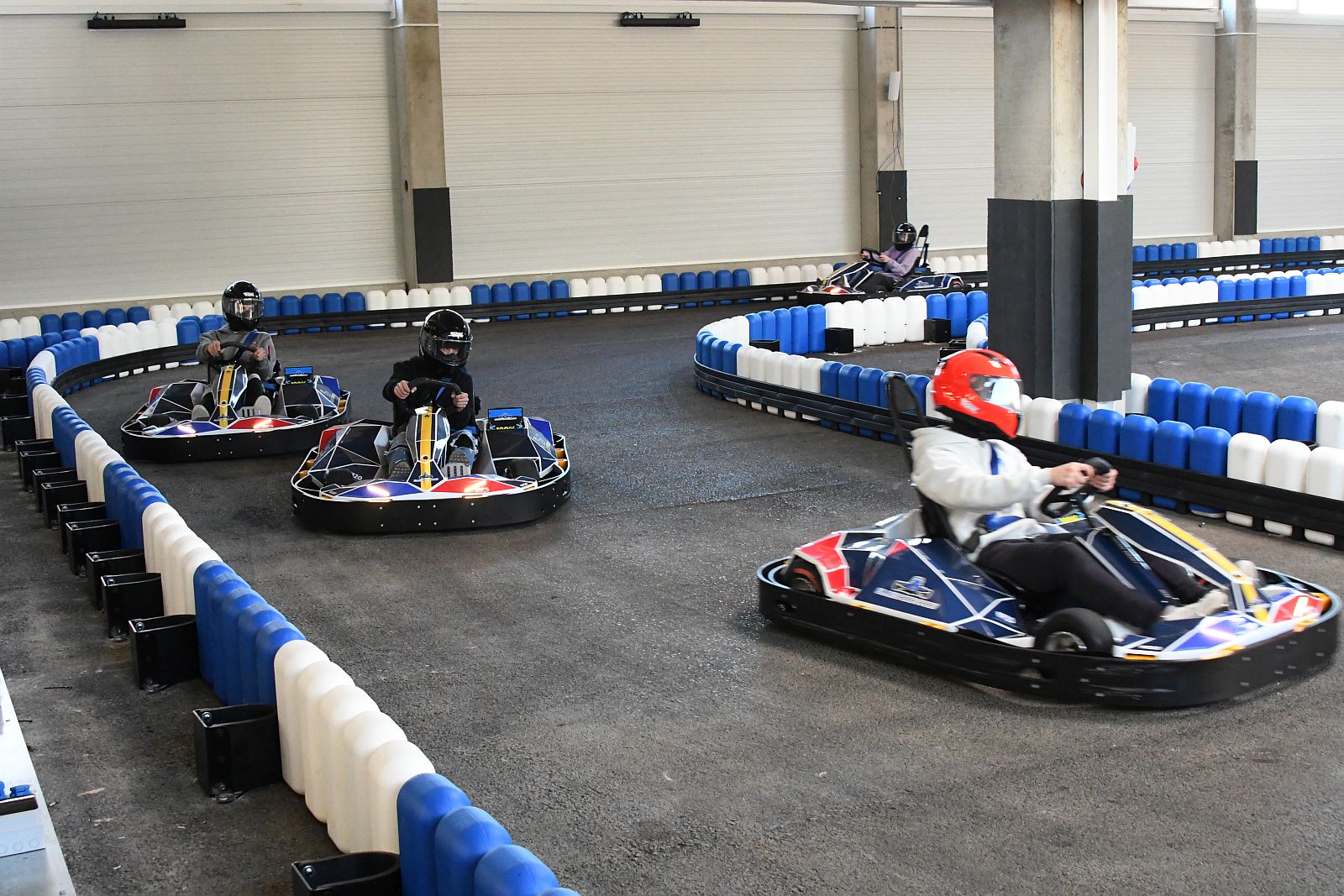 Nehéz sorsú gyerekek próbálhatták ki először az új fehérvári elektromos gokartpályát